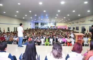 Felipe Camarão dialoga com classe empresarial de Santa Inês e região
