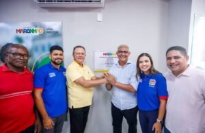 Brandão entrega obras em Bequimão e vistoria construção de estrada
