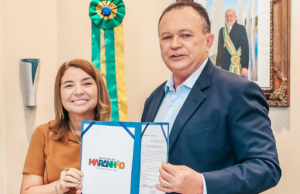 Iracema Vale participa da assinatura de MP que reajusta salário dos professores da educação básica