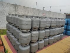 Polícia prende três e apreende carga de 633 botijões de gás