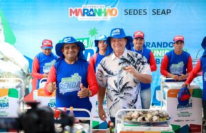 Brandão entrega primeiros carrinhos do Minha Renda Praia a vendedores de ostras que atuam na orla da Grande São Luís
