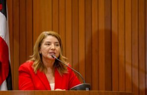 Assembleia aprova projetos de Iracema Vale para homenagear renomados médicos maranhenses