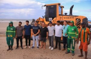 Fred Campos acompanha ação de limpeza na Praia Olho de Porco