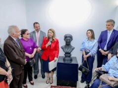 Alema homenageia professora Rosa Castro com busto e renomeação da Escola do Legislativo