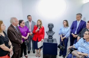 Alema homenageia professora Rosa Castro com busto e renomeação da Escola do Legislativo