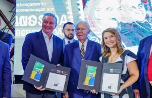 Iracema Vale prestigia cerimônia de lançamento do selo em comemoração aos 40 anos da redemocratização