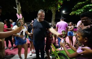Fred Campos distribui ovos de chocolate em diversos bairros de Paço do Lumiar