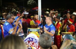 Fred Campos batiza Boi da Maioba em cerimônia que lotou sede do grupo em Paço do Lumiar
