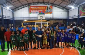 Prefeito Fred Campos entrega nova quadra poliesportiva no Iguaíba
