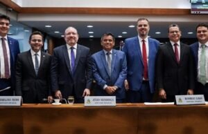 Dinistas se reúnem na Assembleia