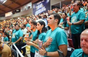 Renovação de fé: Orleans Brandão participa da celebração de Corpus Christi no Castelão