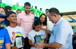 Brandão inicia entrega de 250 mil tablets a estudantes e institui programa Educação de Verdade