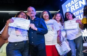 Dr. Julinho entrega certificados e reforça compromisso com geração de emprego e renda