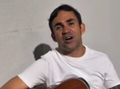 Prefeito cassado reaparece cantando e tocando violão