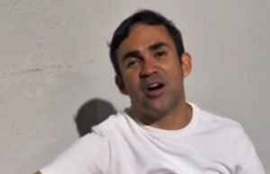 Prefeito cassado reaparece cantando e tocando violão