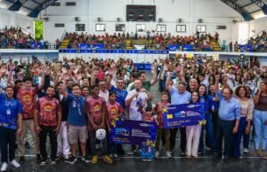 Milhares de estudantes da Grande Ilha recebem Cartões Transporte Universitário