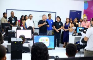 Prefeito Fred Campos entrega mais uma sala de informática em Paço do Lumiar