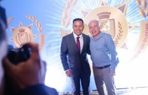 Penha homenageia personalidades com a Medalha Simão Estácio da Silveira