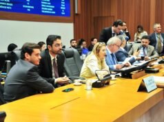 Iracema Vale parabeniza servidores por qualificação profissional por meio de convênio