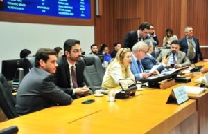 Iracema Vale parabeniza servidores por qualificação profissional por meio de convênio