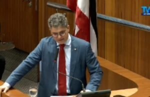 Deputado abandona dinistas e retorna à base do governo Brandão