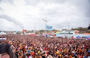 500 mil foliões participam do primeiro dia de pré-carnaval na Litorânea