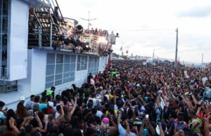 Ivete puxa multidão de 650 mil pessoas na Avenida Litorânea