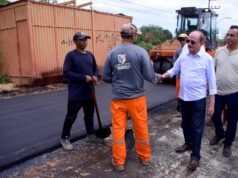 Dr. Julinho confere última etapa da pavimentação da Nossa Senhora da Vitória