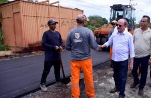 Dr. Julinho confere última etapa da pavimentação da Nossa Senhora da Vitória