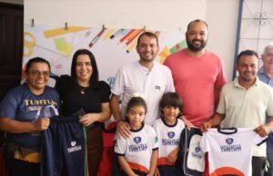 Alunos da rede municipal de Tuntum recebem kits escolares