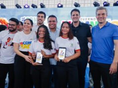 Governo entrega tablets a mais 1.461 alunos e equipamentos a agentes de saúde