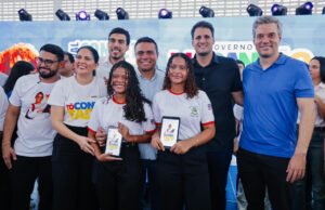 Governo entrega tablets a mais 1.461 alunos e equipamentos a agentes de saúde