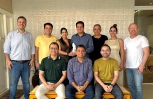 Última colocação de vice em pesquisas é desespero de dinistas, diz deputado