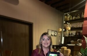 Ocileia Fernandes apresenta livro “Entre Vinhos e Segredos”