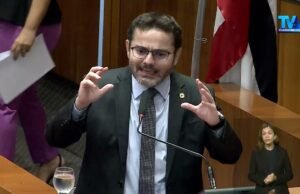 Deputado se transforma em “bucha”