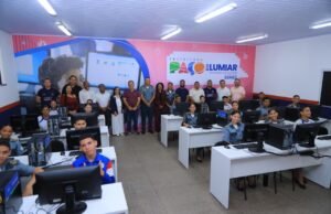 Fred Campos reforça investimentos na educação e entrega laboratório de informática em escola estadual