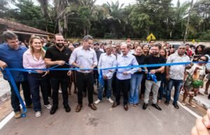 Prefeito Dr. Julinho entrega ruas pavimentadas no bairro Jaguarema