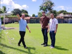 Penha vistoria obra de requalificação de estádio no bairro Santa Clara