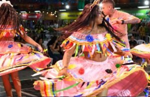 São João e Copa do Mundo: segunda noite no Arraial da Assembleia reúne público apaixonado por folclore e futebol